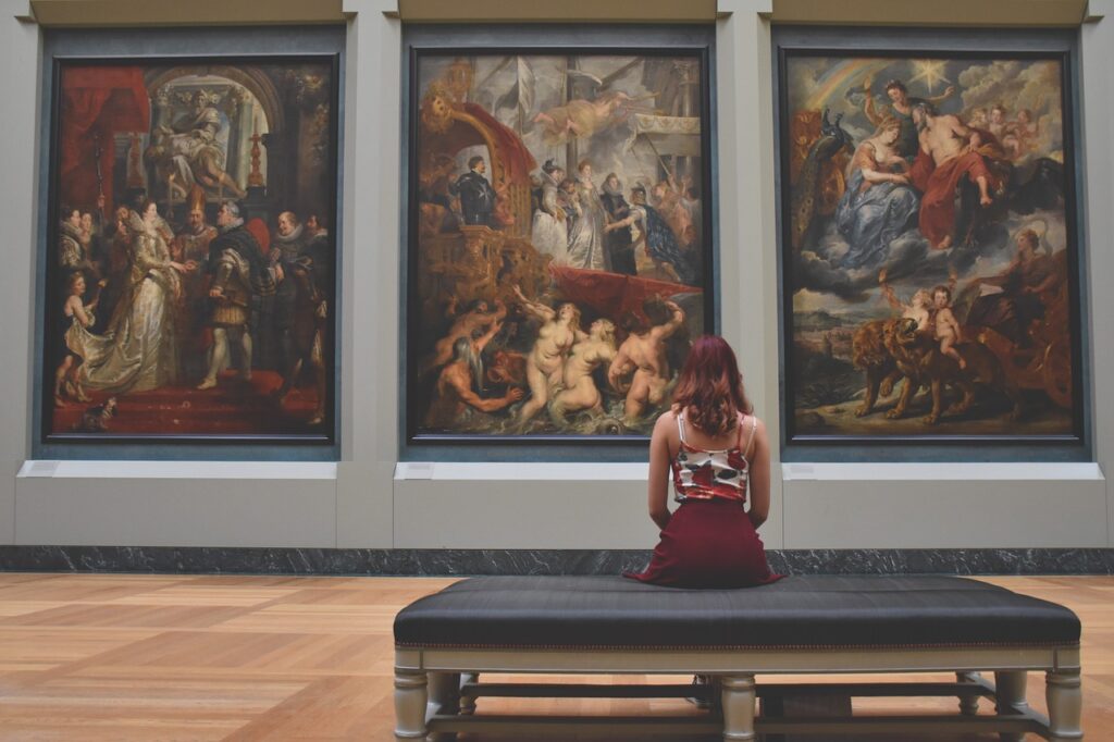 sitzende Frau im Museum